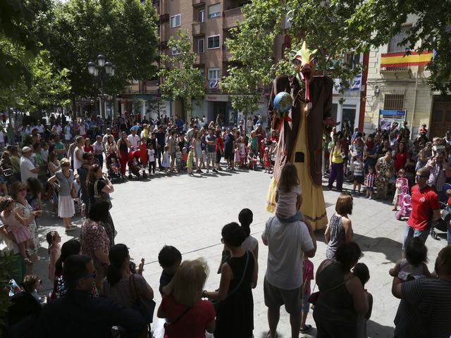 La dragona Gaya recogió más de 300 chupetes de niños de Leganés durante la fiesta ‘A hombros de gigantes’