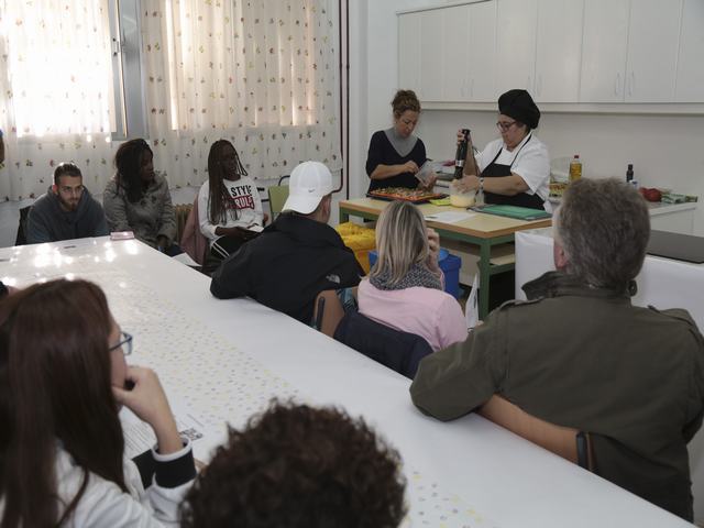 Un taller de cocina del Ayuntamiento de Leganés enseña a los alumnos a reciclar los envases y a no desperdiciar la comida